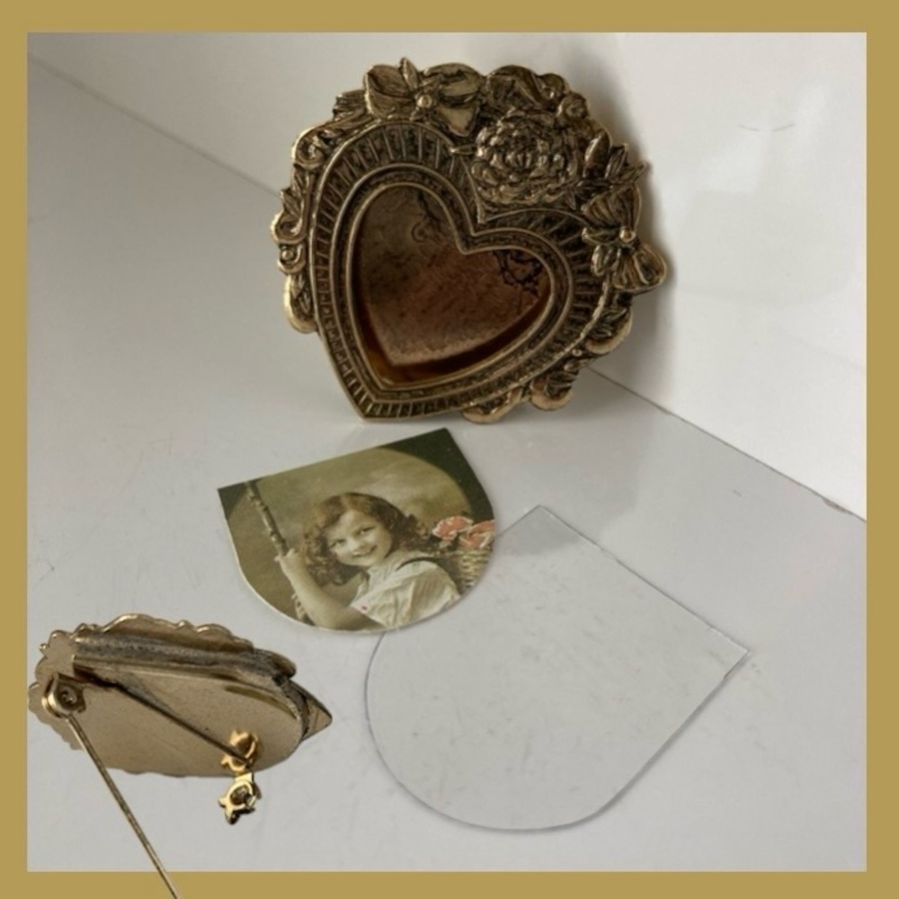 EUC Vintage photo heart Brooch, REO Co. Antique looking gold tone metal